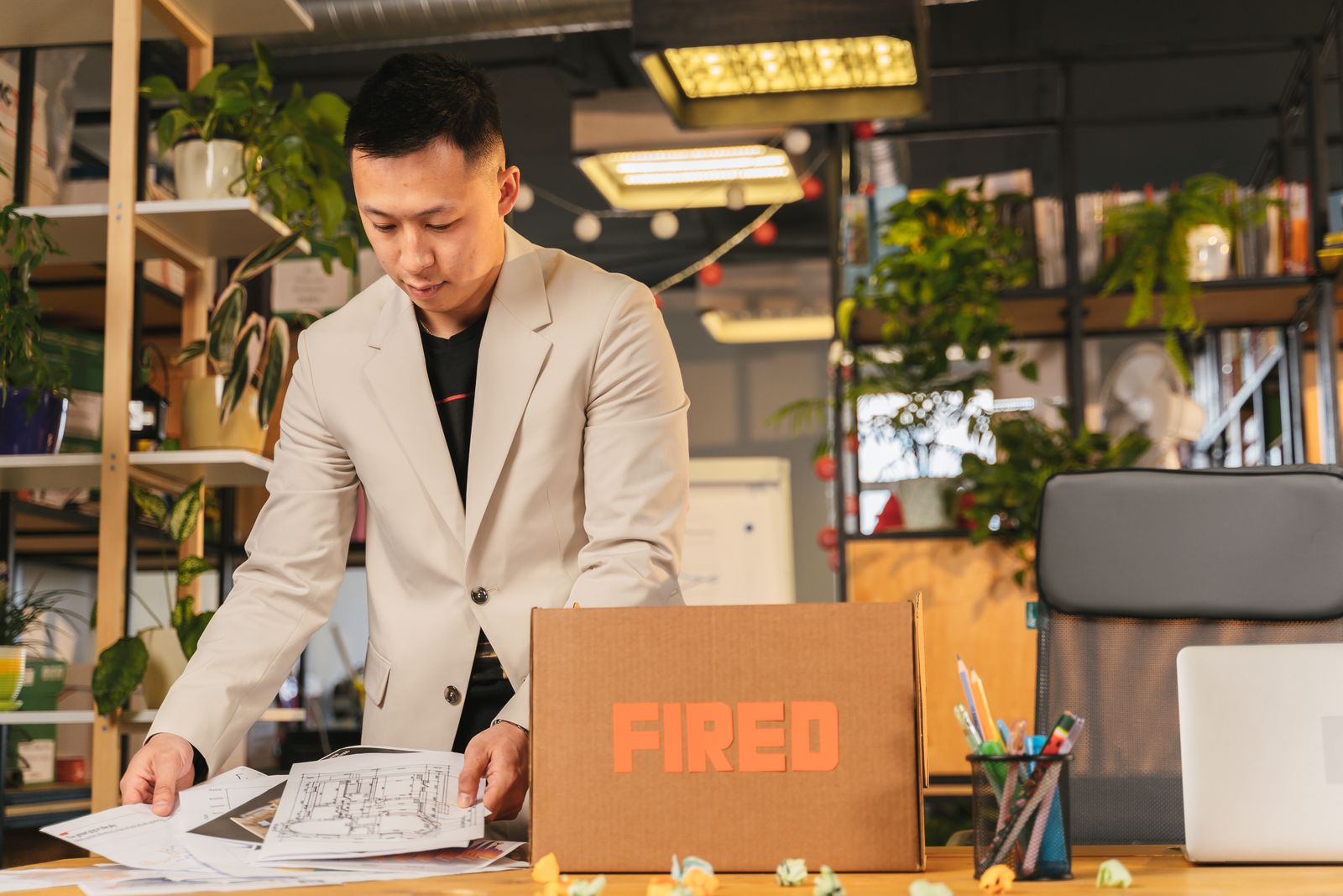 Employee packing up their desk on their last day, the moment an IT offboarding checklist should start